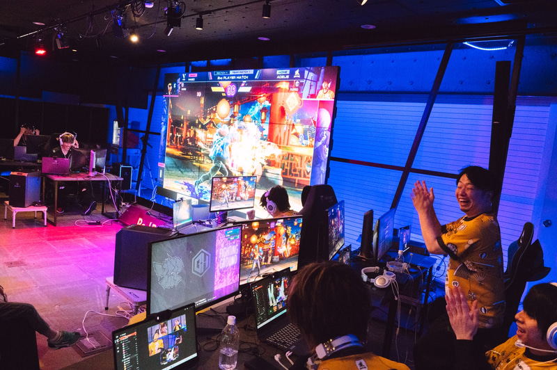 選手たちの喜びの声や表情などがリアルタイムでしかもかなり近い距離で見られるのはファンにはかなり魅力的(撮影: 志田)