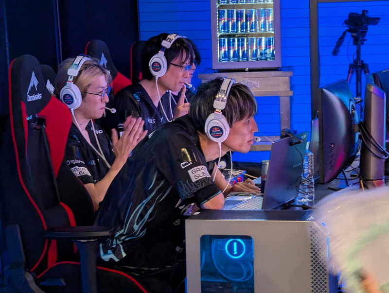 オフライン会場では配信の入場シーンでWebカメラに向けて顔を作っている様子も確認できておもしろい。写真はマゴの様子