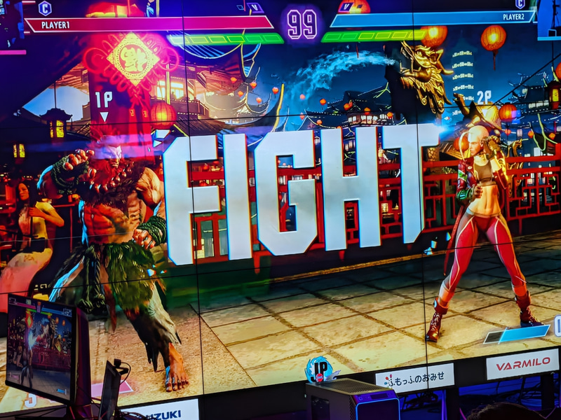 画面に表示されているのは観客が見ている映像で、こちらはSFL2025の配信映像だが、選手のPCのディスプレイ側では既に試合がスタートし、2秒ほど先行してしまっている