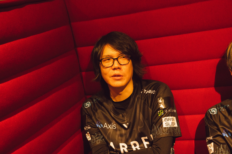 tsは、大将のプレッシャーや緊張と慣れないオフライン環境とが絡み合い、力が発揮できなかったと語る(撮影: 志田)
