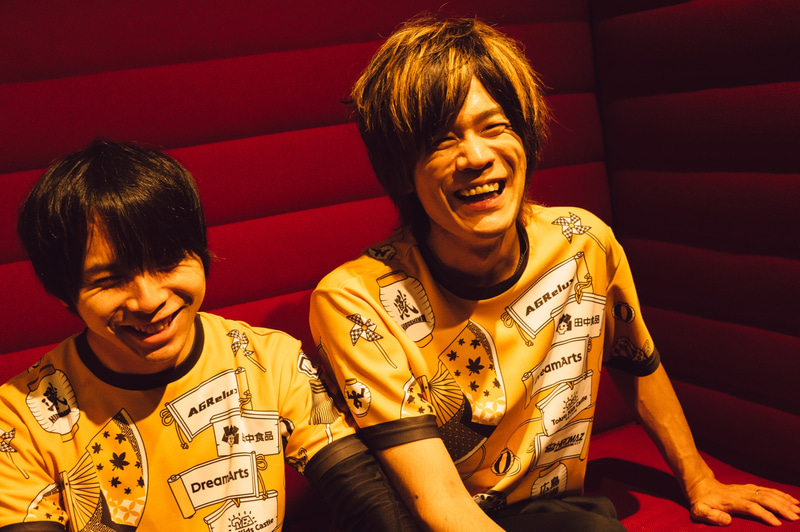 先鋒戦で勝利し、チームのリーダーとして笑顔を見せるACQUA(撮影: 志田)