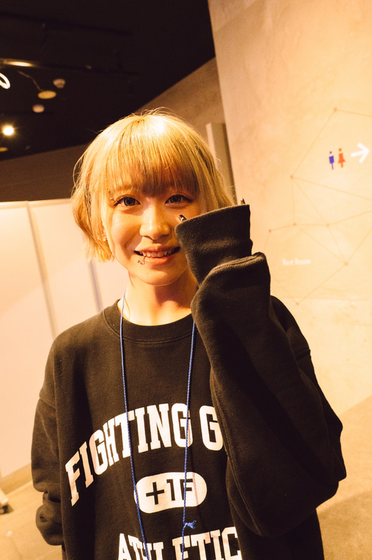 会場には広島TEAM iXAのジュリのスパーリングパートナーとして、べてぃちゃんが来場。試合中は観戦を楽しんでいた(撮影: 志田)