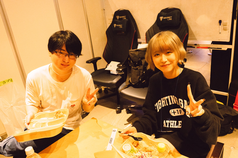 Victrix FAV gamingのりゅうきちもスパーリングパートナーとして来場しており、べてぃちゃんとご飯を食べているシーンも(撮影: 志田)