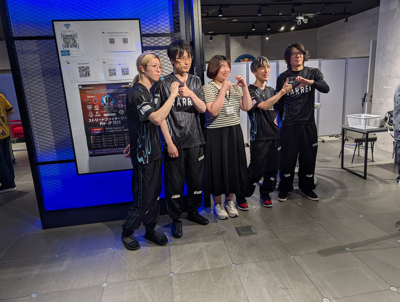 インタビューなどを終えた選手たちは会場でファンサービスを行なっていた