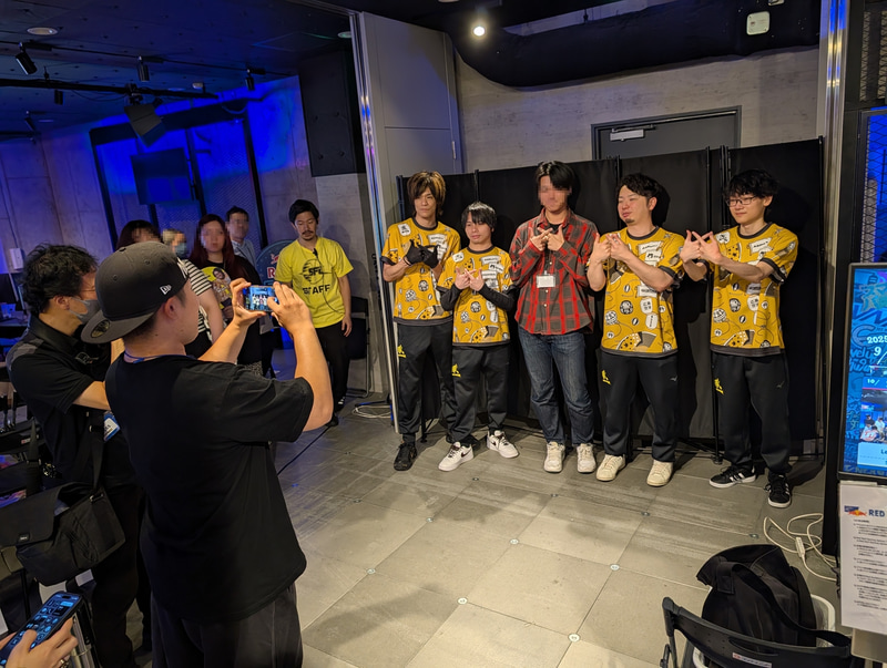 インタビューなどを終えた後も、会場でのファンサービスを行なっていた