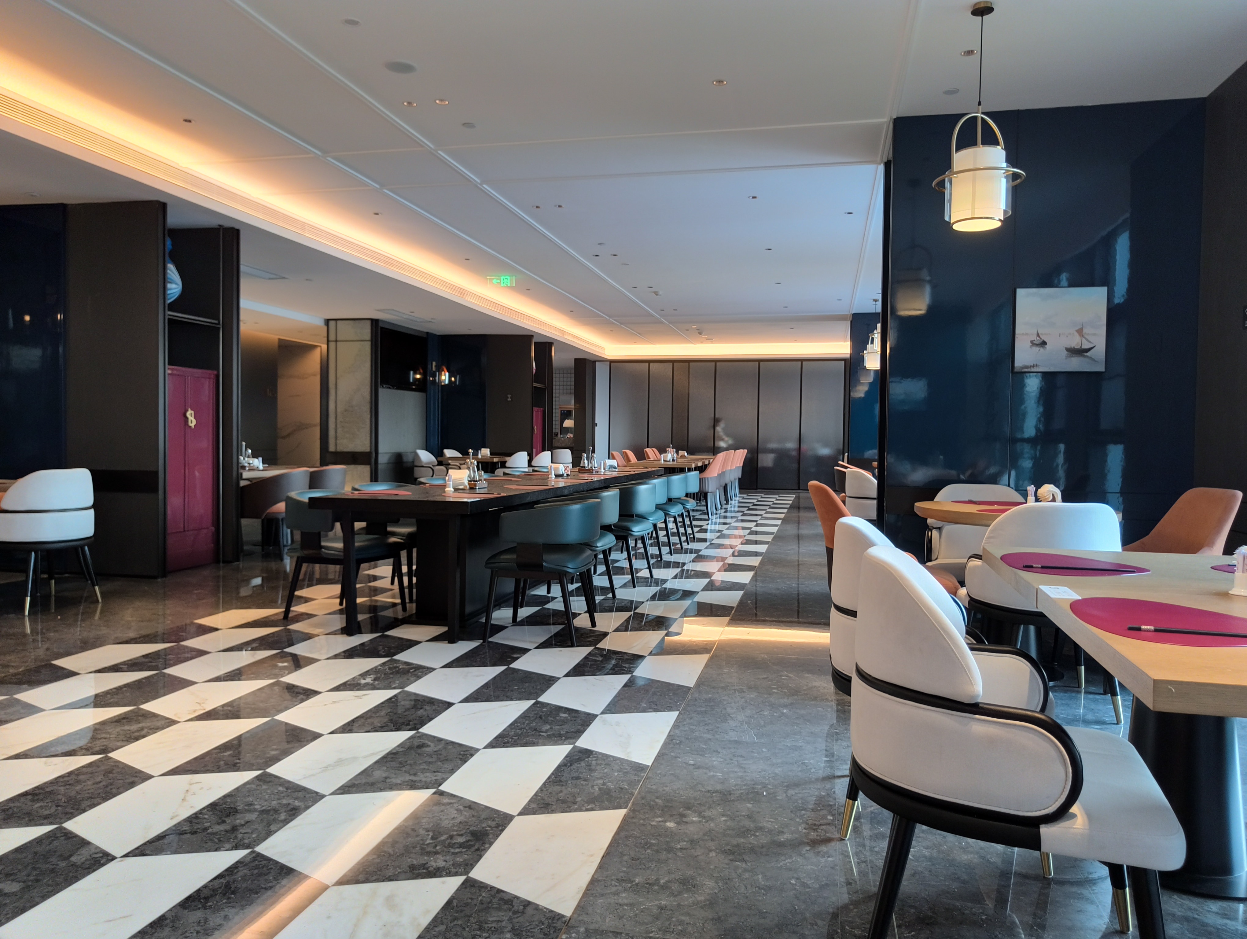 室内でやや光量が少ないところでの作例