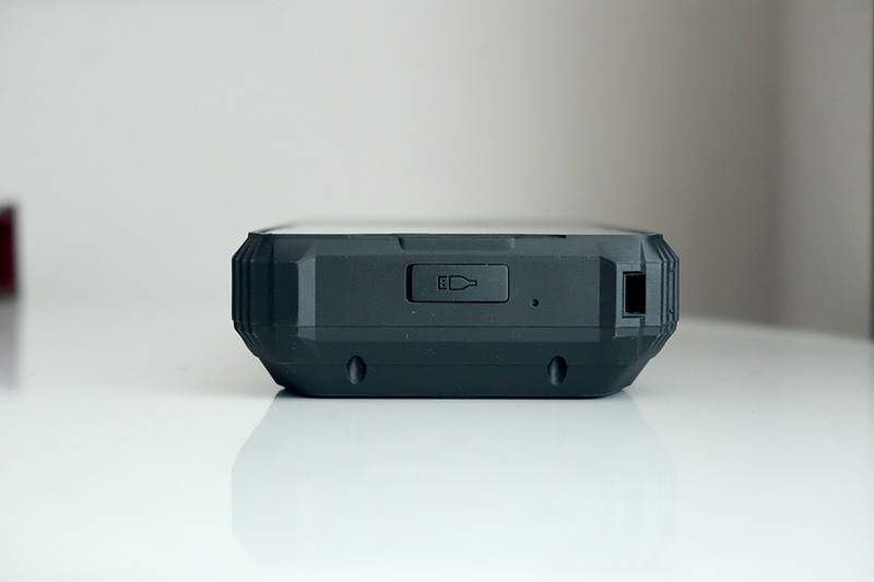 本体底面にはUSB Type-Cの口(カバー付き)と、ストラップホールが見える