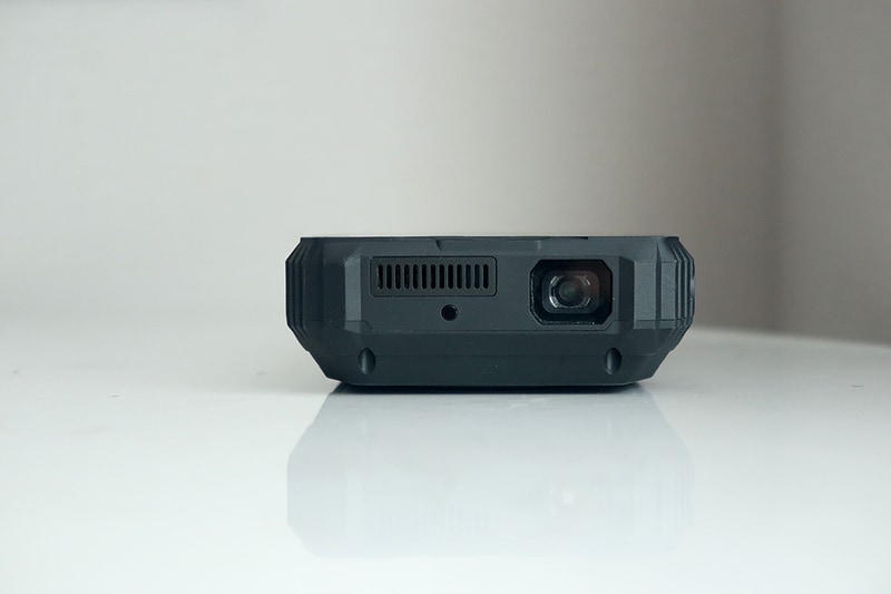 本体上部には排熱口、赤外線ブラスター、そしてプロジェクタのレンズが見える