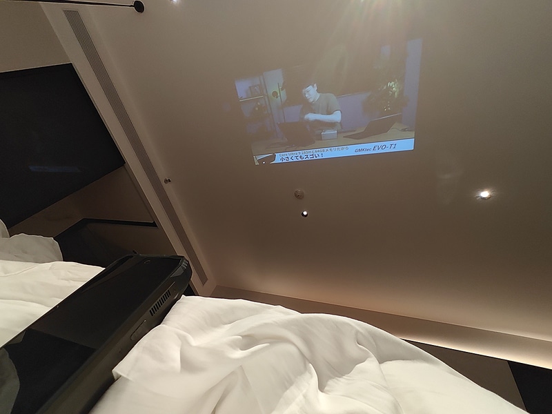 天井に投影しているところ