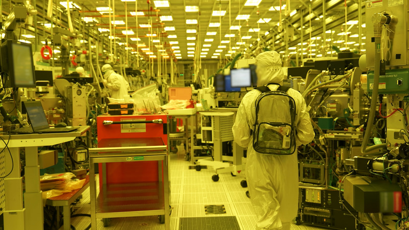 Fab 52の内部、基本的にはほぼ全自動化されており、人間がやることは問題が発生したときの対処。24時間365日交代制で稼働している(出典: F52-Inside/B-roll、Intel)