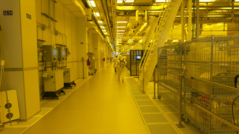 Fab 52の内部、基本的にはほぼ全自動化されており、人間がやることは問題が発生したときの対処。24時間365日交代制で稼働している(出典: F52-Inside/B-roll、Intel)