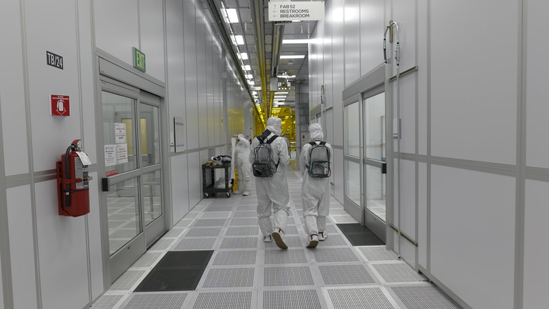 クラス10と呼ばれるもっとも厳しい基準を満たしたクリーンルームで見学に入るのも通常のクリーンルームに入る場合よりも厳格なバーニースーツを着る必要がある(出典: F52-Inside/B-roll、Intel)