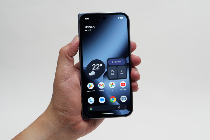 閉じて手に持つと、ずっしり重いものの、サイズ的にはやや大きめの一般的なスマートフォンと大きく変わらない