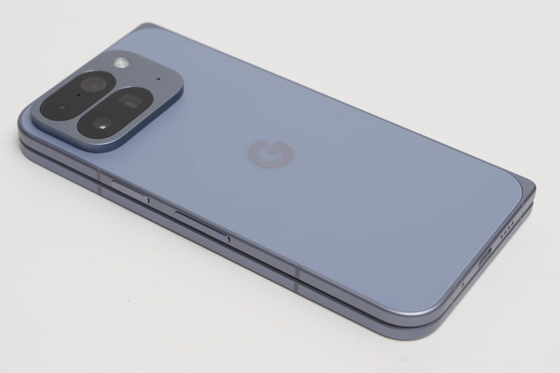 側面フレームには高剛性アルミニウム合金、ディスプレイ面と背面にはCorning製強化ガラスGorilla Glass Victys 2を採用し、強度を高めている