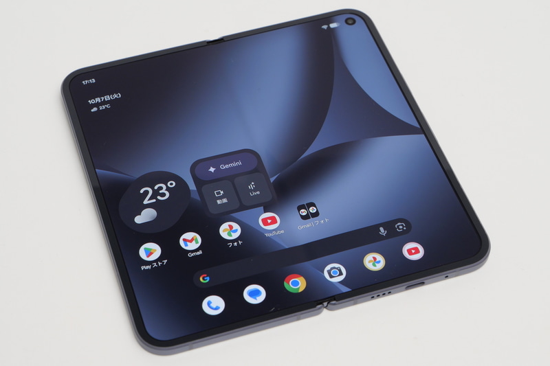 折りたたみディスプレイも極薄ガラスに加えて2層の耐衝撃フィルムを装着し強度を高めている