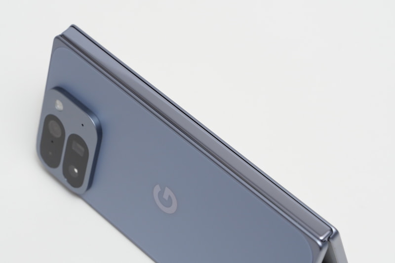 ヒンジは、新設計のギアレスヒンジを採用し、耐久性を2倍に高めている