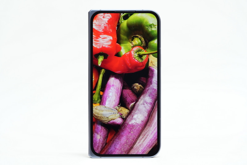 外側ディスプレイは、表示解像度が従来と同じ有機EL「Actuaディスプレイ」だが、サイズが6.4型に大型化。上部中央に前面カメラのパンチホールがある点は変わっていない