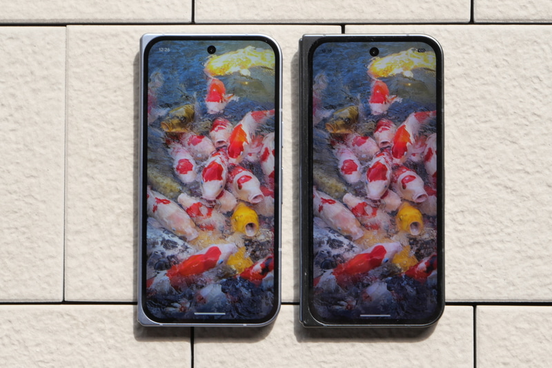 Pixel 10 Pro Fold(左)の外側ディスプレイは輝度が高められたことで、直射日光下でもPixel 9 Pro Fold(右)より明るく表示され視認性が向上