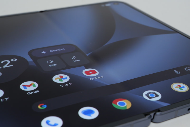 ヒンジ付近はフラットではなく凹みが残っており、指で触ると確認できるのはもちろん、目視でも凹みが分かる