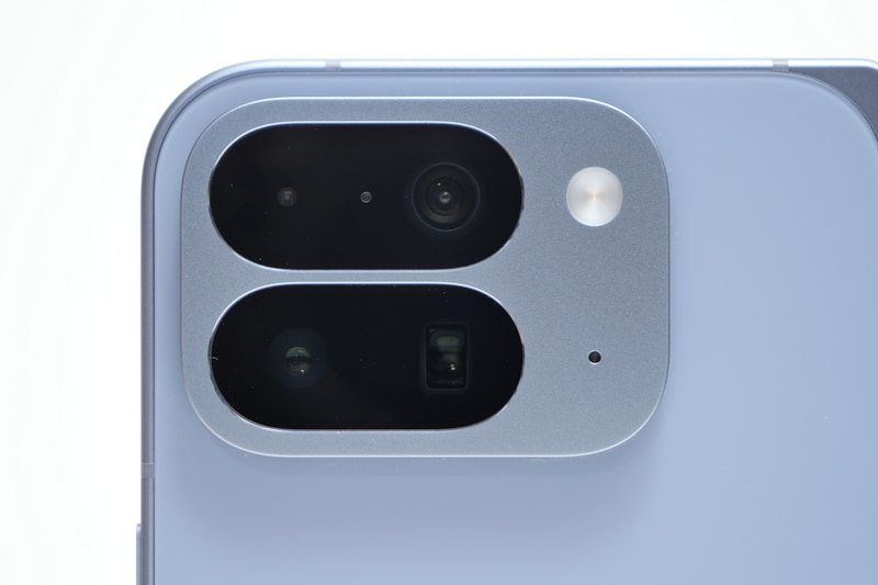 背面カメラは、ハードウェア的な仕様はPixel 9 Pro Foldから変わっていない。カメラバーが上下2列となっている点も同じだ