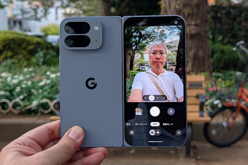 「背面カメラセルフィー」や「こっちを見て」など、外側ディスプレイを活用した撮影機能は引き続き搭載している