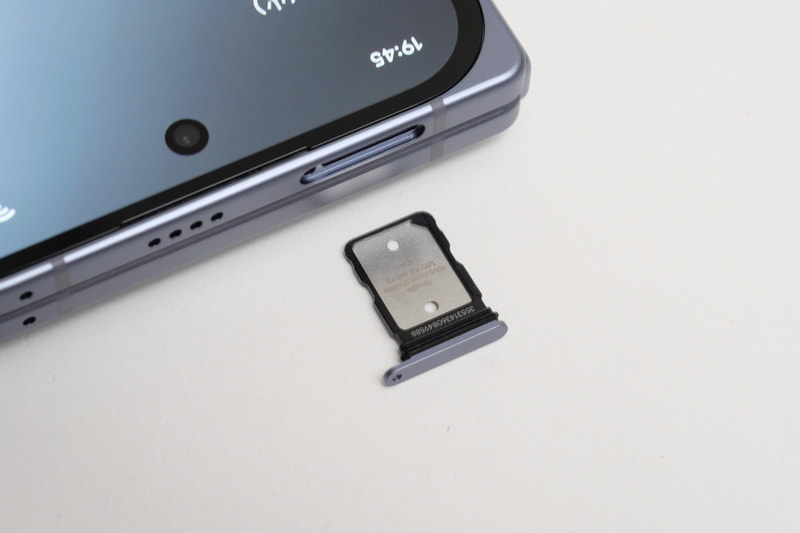 nano SIMカードトレイは上部側面に配置