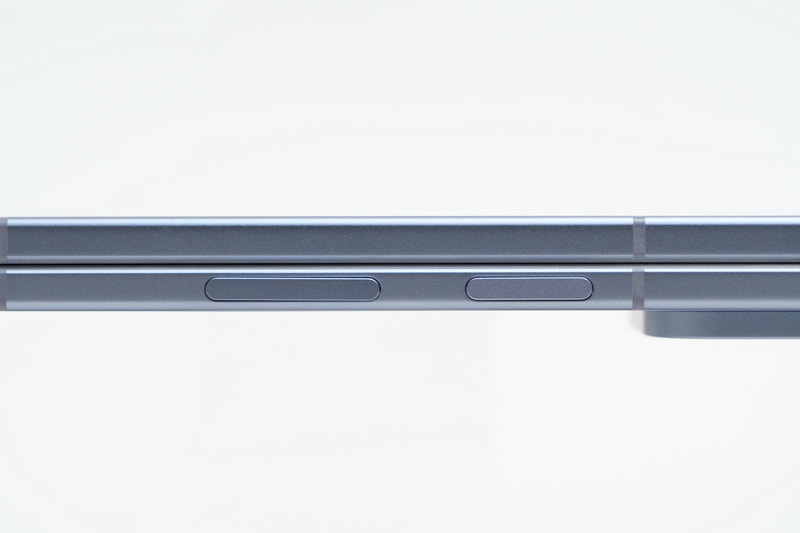 右側面には、上(写真では右)から指紋認証センサー一体型電源ボタンとボリュームボタンを配置