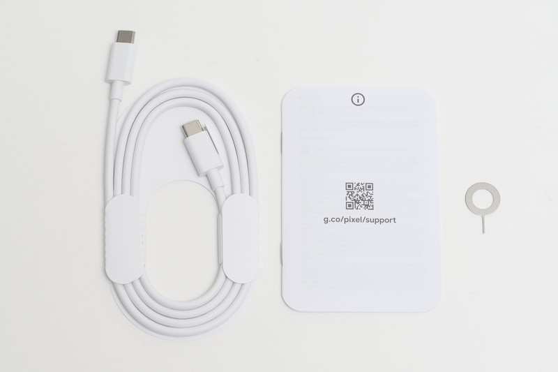 パッケージには、USB 2.0 Type-Cケーブル、インストラクションカード、SIMピンが付属する