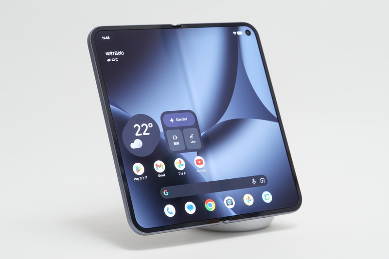 Pixelsnap充電器のスタンドは、ディスプレイを開いた状態でも安定して保持できる