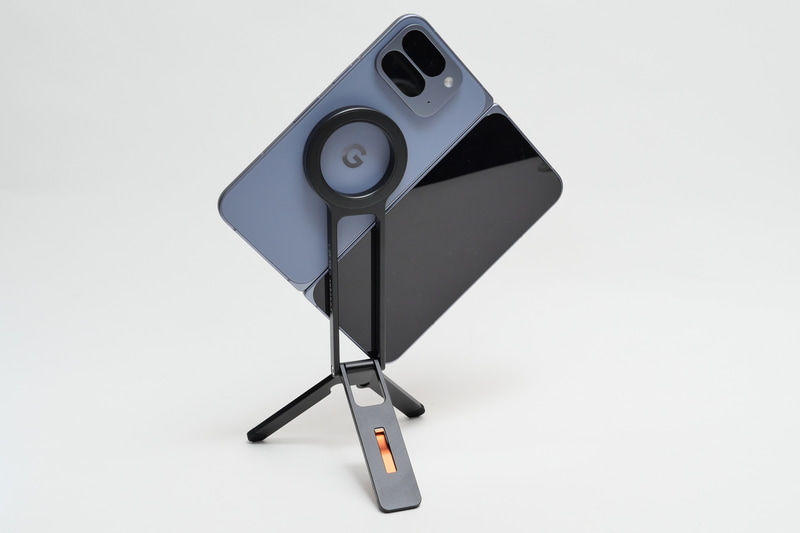 MagSafe対応スタンドでは、重量配分の関係で開いた状態のPixel 10 Pro Foldを保持できず、勝手に傾いてしまうものもあったので注意