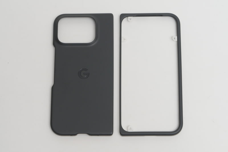 純正アクセサリのPixelsnapケース。外側ディスプレイ側と背面側の2ピース構成となっている