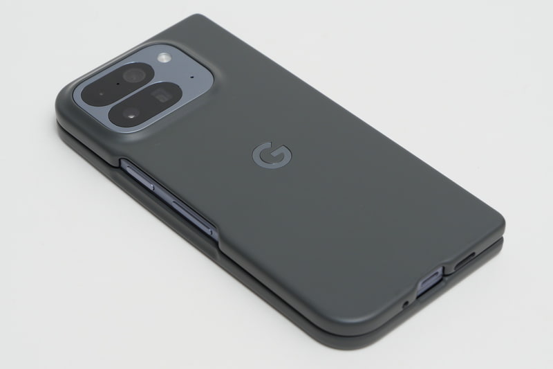 背面側はPixelsnap対応で、Pixelsnap充電器をマグネットで装着可能だ