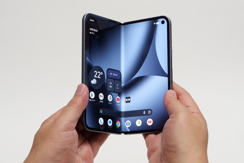 ヒンジには適度なトルクがあり、とても心地よく開閉できる