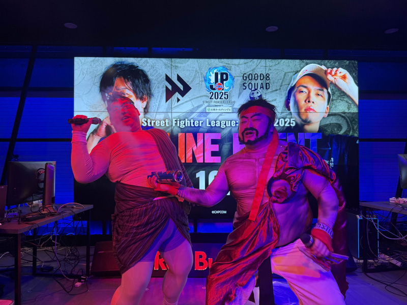 オフライン会場でのMCはNOモーションの2人が務めた。今回の矢野氏のコスプレはなんとリュウ！選手たちのキャラトレンドに合わせてのコスプレチェンジはさすがの一言だ