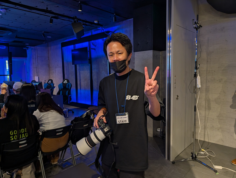 eスポーツカメラマンの大須晶氏も遊びに来ていた。仕事で撮影している姿はこれまでも大会会場やイベント会場などでよく目にしていたが、オフで撮影をしている姿はあまり見ることがないので印象的だった