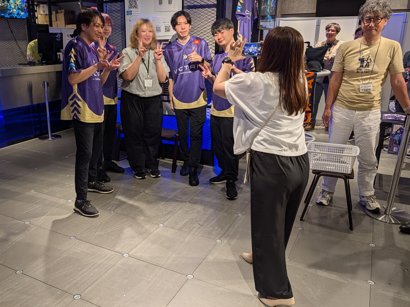 インタビュー終了後は来場したファンへのサービスも行なっていた