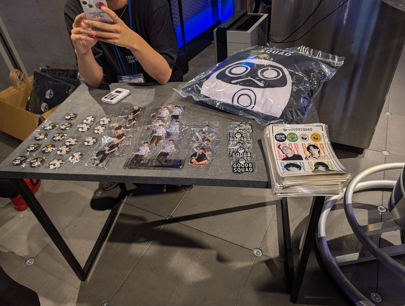 Good 8 Squadの物販の様子。豊富なアクリルスタンドとクッションが魅力。クッションはGood 8 Squadの事務所でもみんなの枕として愛用されているという