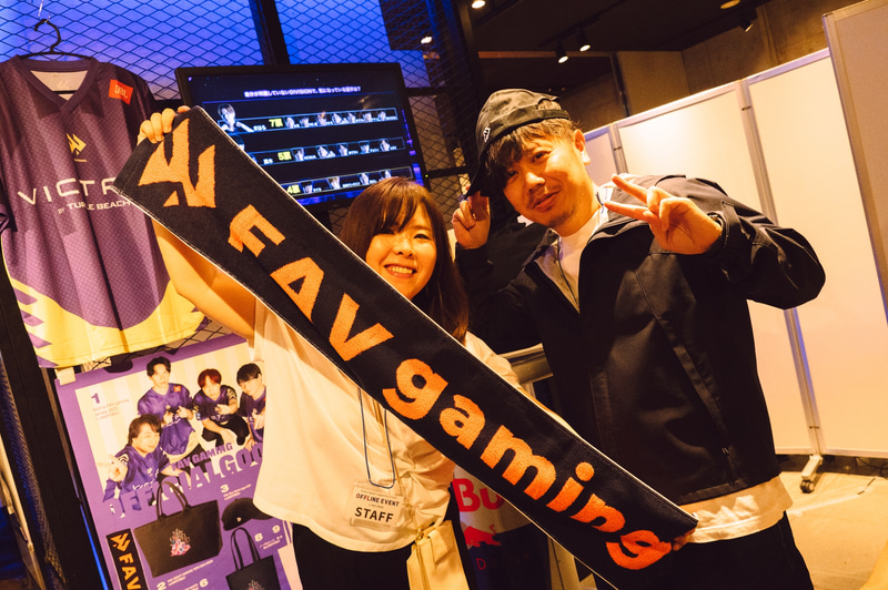 Victrix FAV gamingの物販の様子。マフラータオルは定番アイテムとして使いやすい