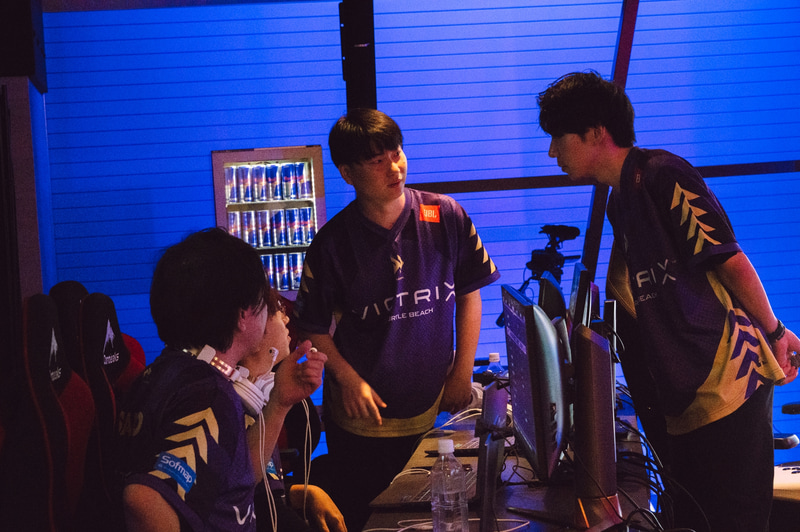 インターバル中の様子。Victrix FAV gamingは、メンバーが近い距離に集まって会話するスタイル