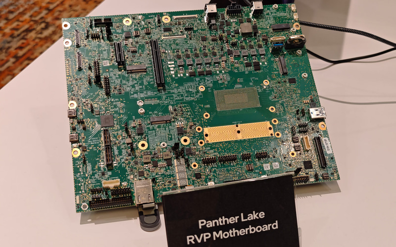 Panther Lakeが動作しているリファレンスボード、Panther Lakeではこうしたメインボードを1つでハイエンドからバリューまでカバーできる