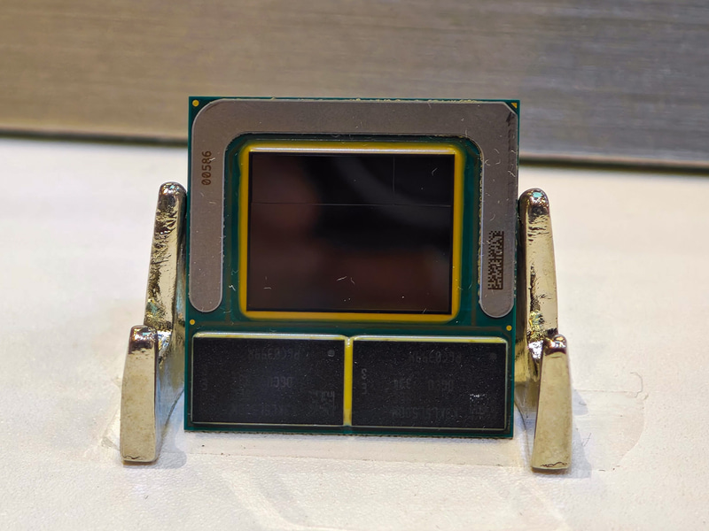 Lunar Lakeのパッケージ(BGA2833)