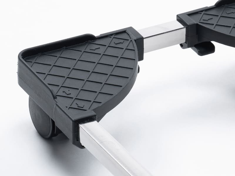 コーナー部分に滑り止めと落下防止ガードを備えた