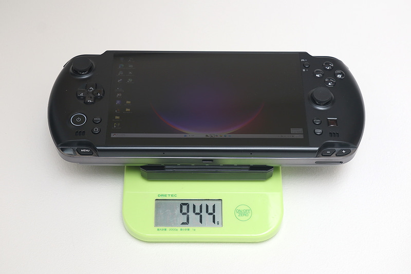 バッテリ装着時の重量は実測944gと公称値よりわずかに重い