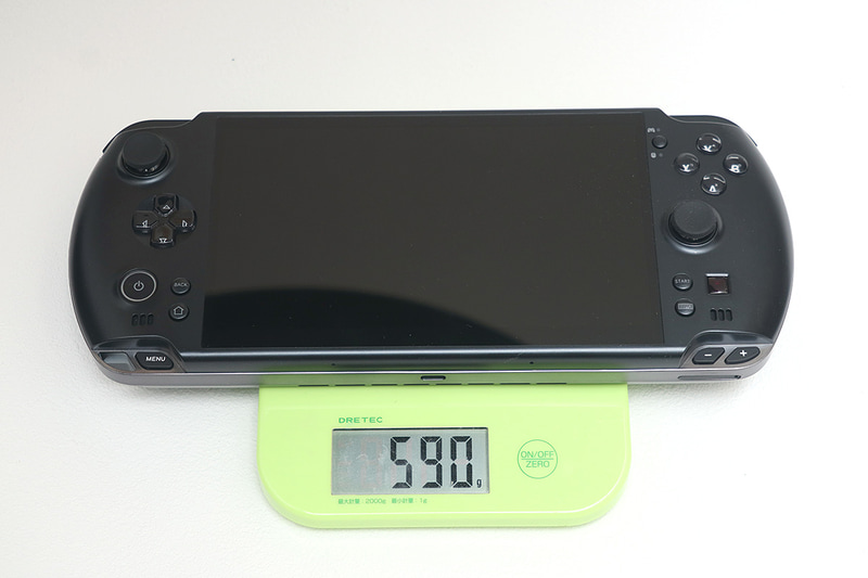 バッテリ抜きの重量は590gと公称値通り。まあ、ケーブルが0gというわけではないので、出す長さや方向によっては数gプラスアルファされるわけだが