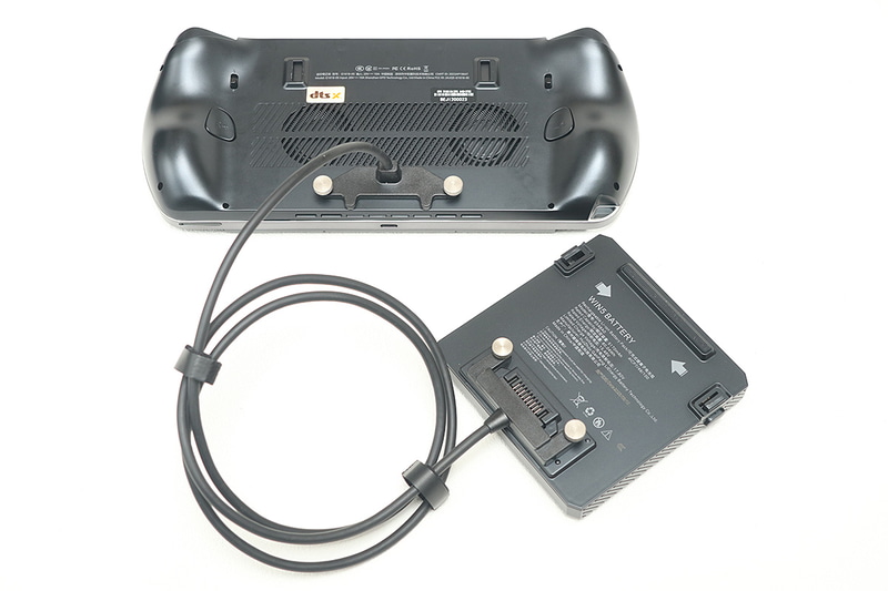 このように添付のケーブルでバッテリと本体を接続できる