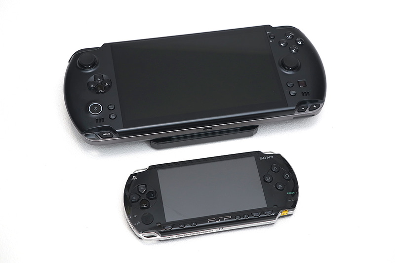 “超巨大化したPSP”と言われればその通り