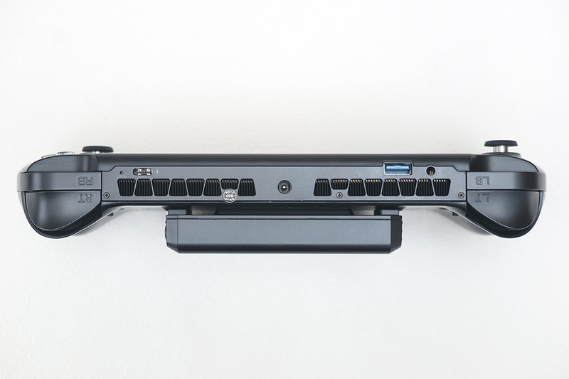 本体上部は写真左からUSB4、DC入力(外径5.5mm/内径2.5mmのメジャーなタイプ)、USB 3.2 Gen 2、3.5mm音声入出力。ちなみにトリガーは背面のスイッチでモードを切り替え可能だ