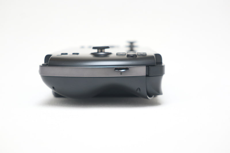 右側面にはmicroSDカードスロットが装備されている