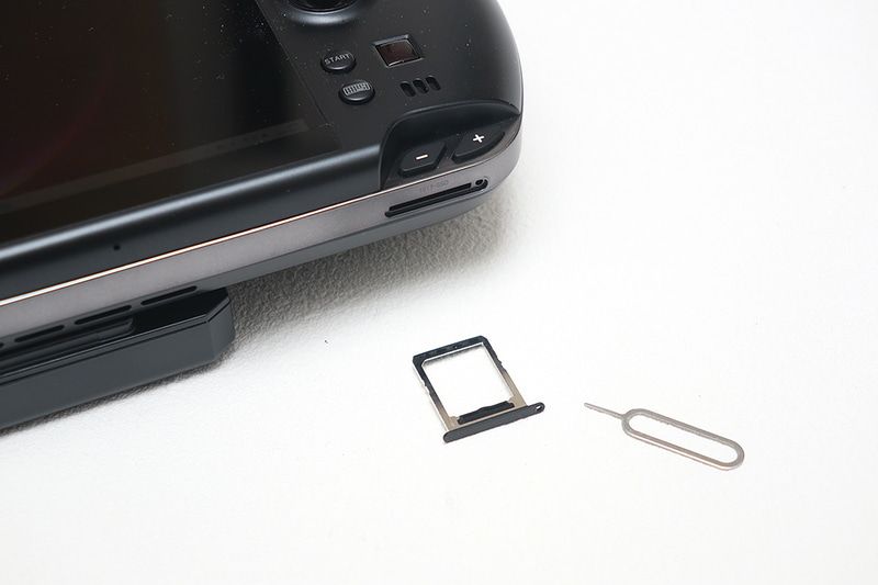 Mini SSDスロットはピンで取り出す方式。サンプルがないので確認できていないが、もしかしたらリムーバブルとして認識されないのかも？