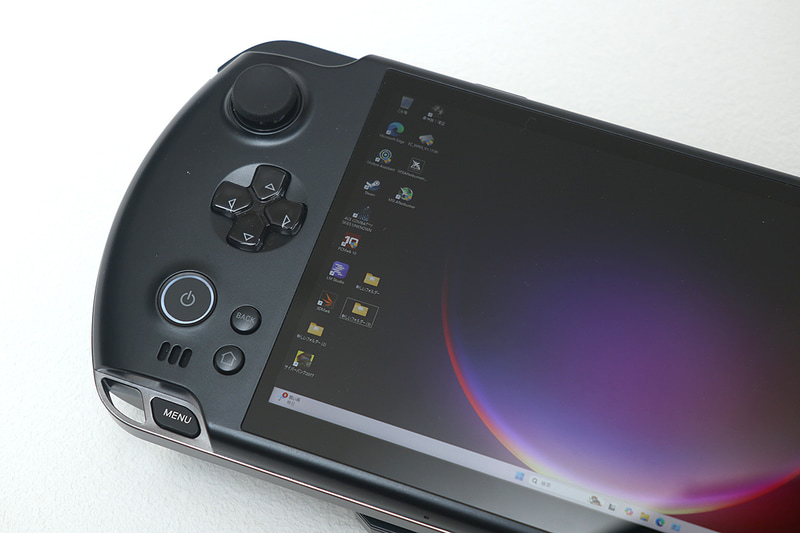 コントローラの左側。配置にゆとりがあり使いやすい。なお、GPD WIN 4では指紋センサーと電源ボタンが別だったが、GPD WIN 5では一体化された